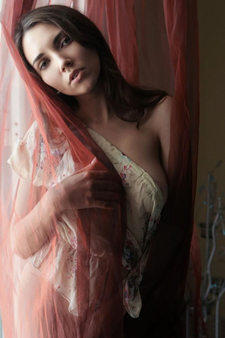 迷人寶貝丹妮拉裸體亮相迷人目光，穿著性感裙裝，展示多毛陰部[25P]