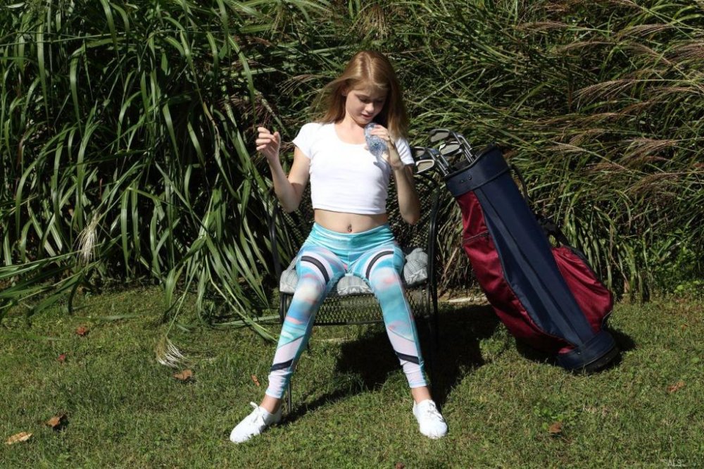 露出剃光的陰戶，並將高爾夫球杆插入其中[21P]