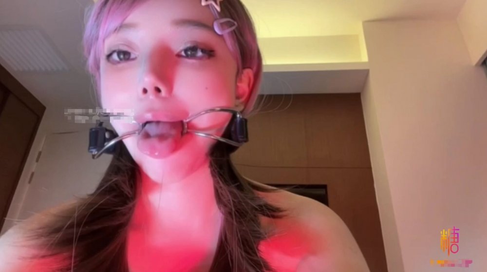 網紅顏值女神【御夢子】夢夢的SM口枷性幻想_穿上連體黑絲超大肉棒插穴自慰直到白漿流出