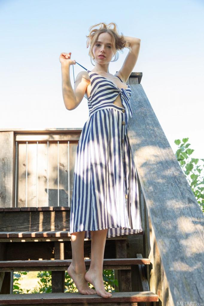 暴露了她漂亮的胸部和姿勢在床上[22P]