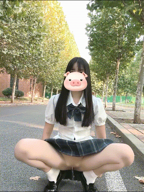 隨處尿尿的反差女大『BOBOTU』蘿莉風 戶外露出 尿尿，老師同學眼中的班長學霸 表面看起來很乖巧可愛