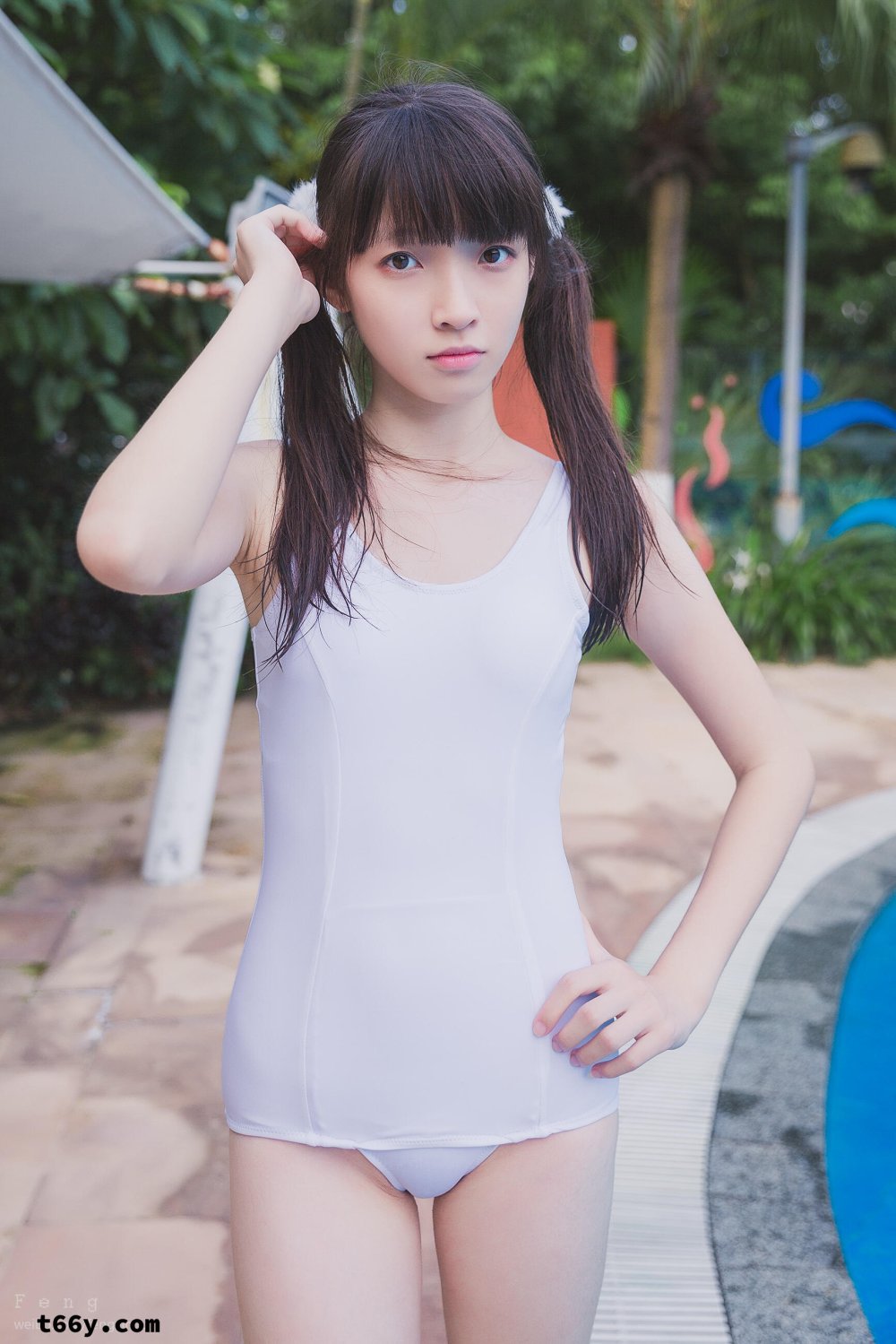 泳池旁的少女 [20P]