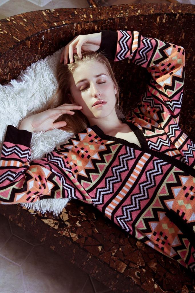 脫掉衣服，展示她的天然乳房和毛茸茸的陰道[23P]