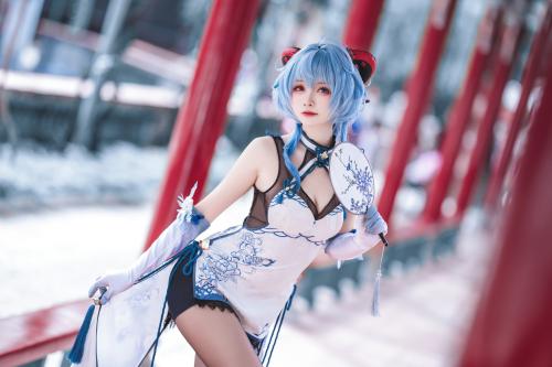 [Cosplay] Komaki Xiaojuan 大大卷卷小卷 – Genshin Impact Ganyu Qipao 原神甘雨 旗袍