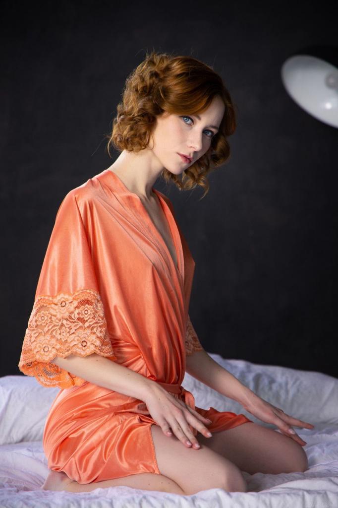 羅娜露出大屁股並用手指撫摸自己的陰部[21P]