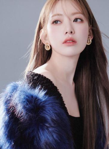 [Photobook] Sakura Miyawaki 宮脇 咲良 – Graduation Visual Booklet