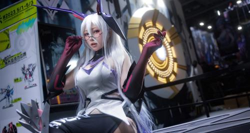 [Cosplay] Shazhufan 傻猪凡 – Silver Feather 银羽