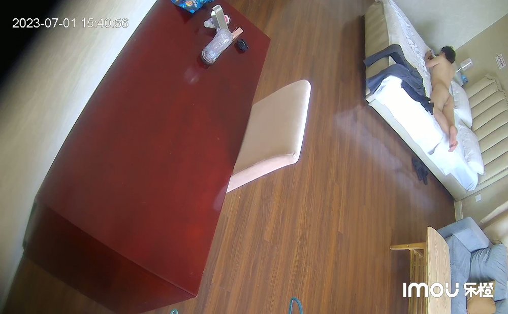 全網獨家樂橙酒店私享台偷拍 文藝青年擼管等眼鏡女友來啪啪妹子好奇的研究男友的放在桌子上的飛機杯