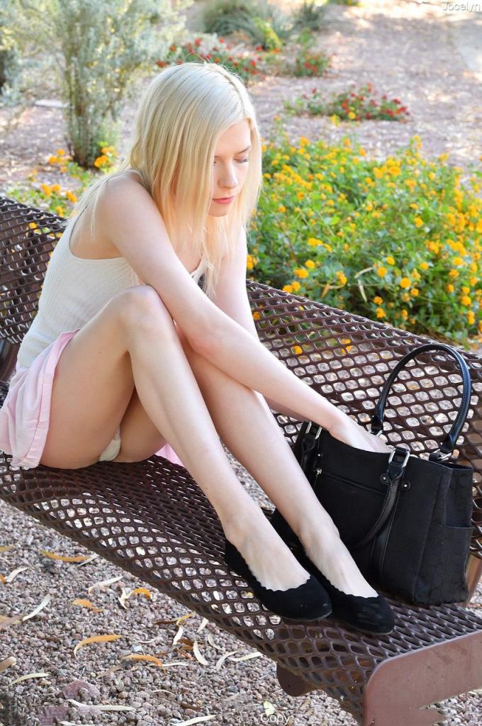 苗條的金髮少女喬斯林用玻璃假陽具插入她緊窄的肛門[27P]