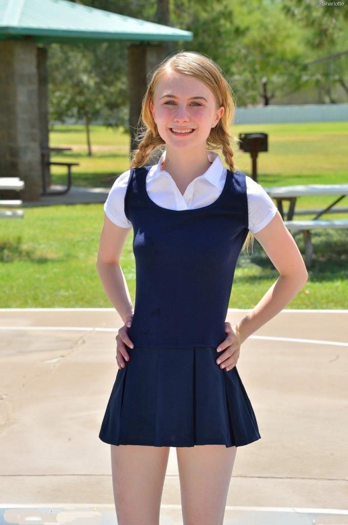 少女夏洛特脫下裙子後將玩具滑入屁眼[30P]