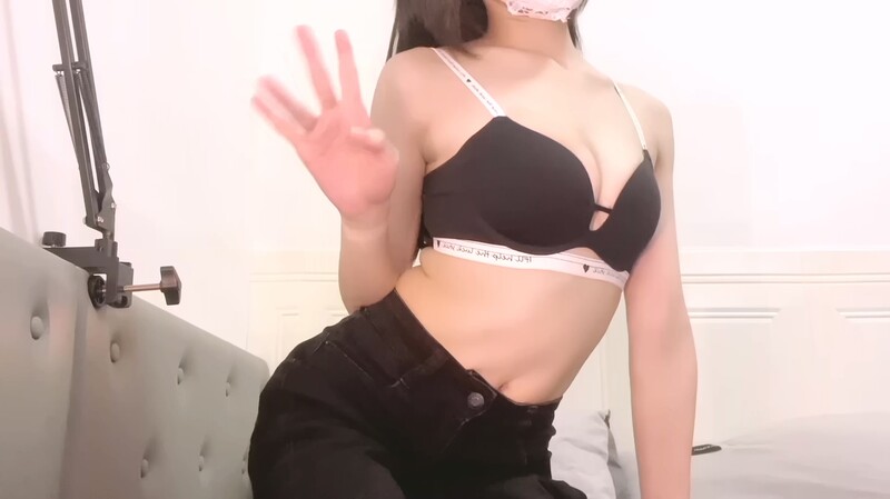 牛仔褲剪成最騷的樣子 露出蜜臀嫩穴 陽具抽插無比順滑 快速攻擊小穴美妙的快感[MP4/494MB]