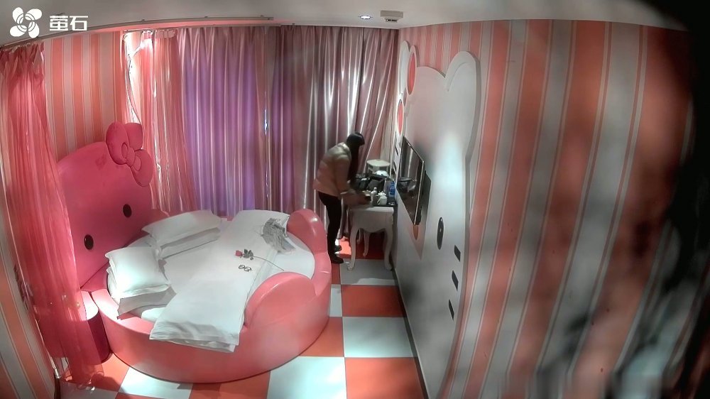 《螢石雲破解》中年大叔和極品身材的少婦酒店偷情