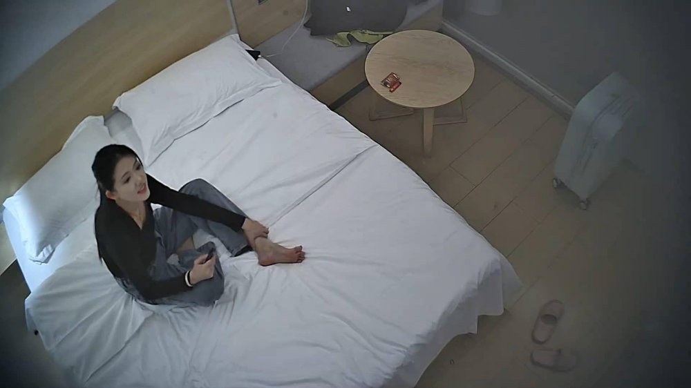 10-29酒店偷拍帶著結婚證住宿的新婚夫妻可愛新婚媳婦迫不及待想挨操