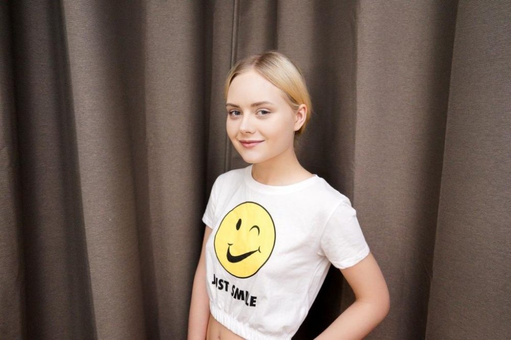 金髮少女艾米莉-庫蒂脫下內褲，炫耀她的大屁股[29P]