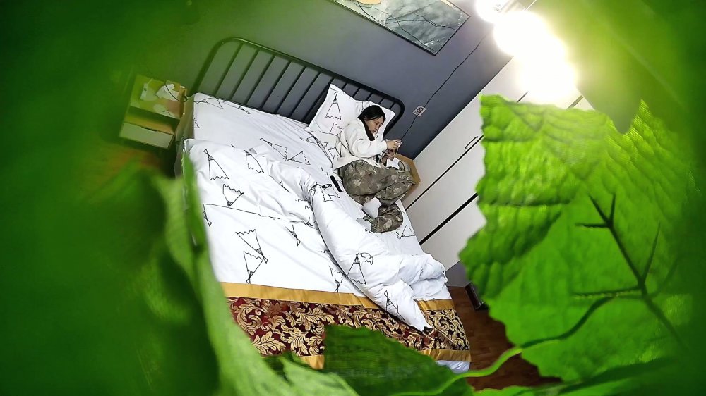 流出酒店綠葉房高清偷拍大學生情侶眼鏡學妹和男友六九各種姿勢草