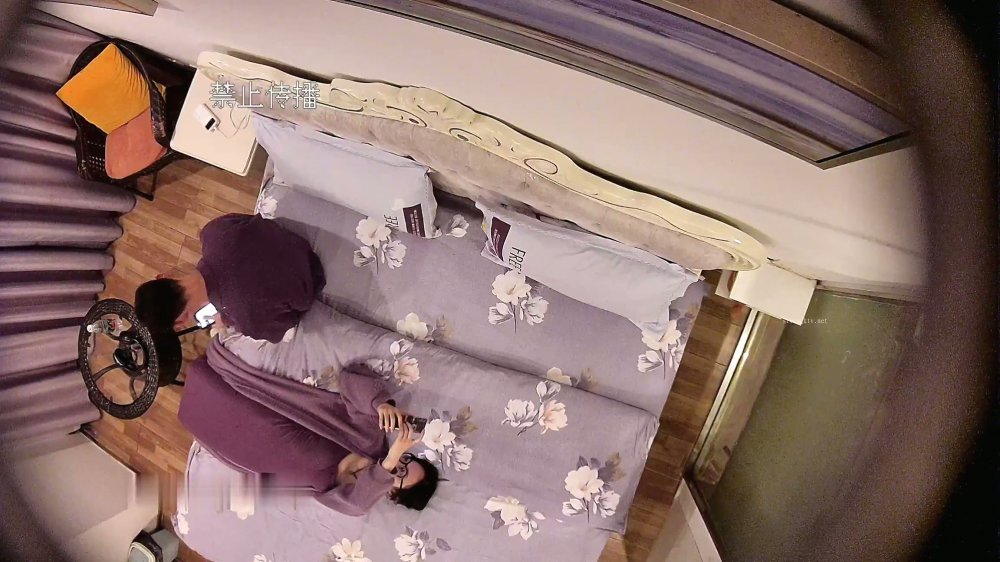 新流出安防酒店偷拍 高貴氣質眼鏡禦姐穿著小白襪被猛男草，搞完吃頓好的