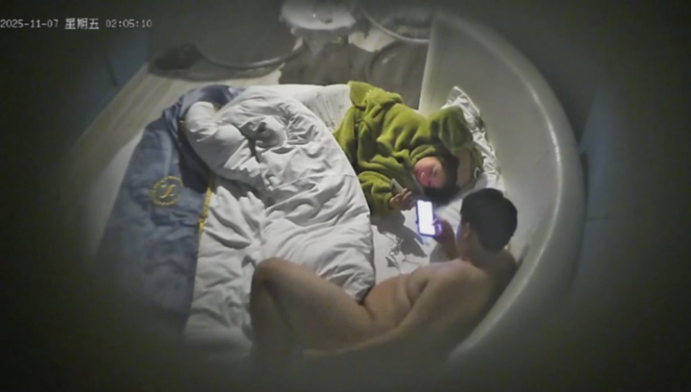 11-7流出酒店偷拍小胖吃完宵夜和嬌小學妹女友開房過夜無套內射