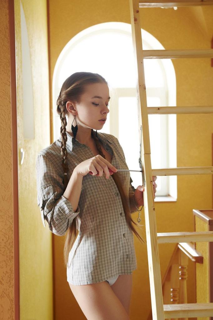 少女展示她的小乳房和多毛的陰部[23P]