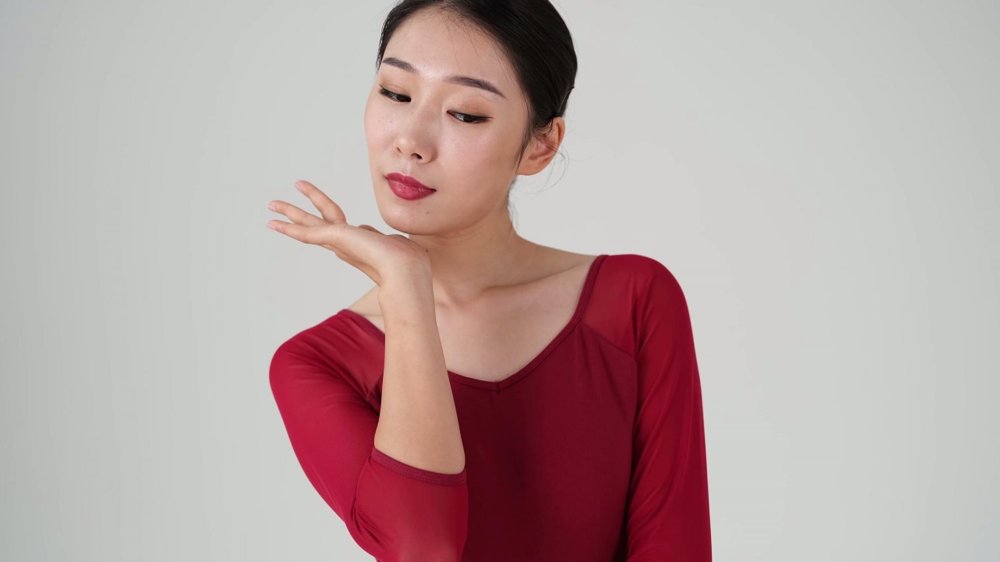 她是正兒八經的舞蹈生出身，沒想到她居然那麼騷，騷穴洞口深邃，仿彿在邀請你的幾把進去[30P]