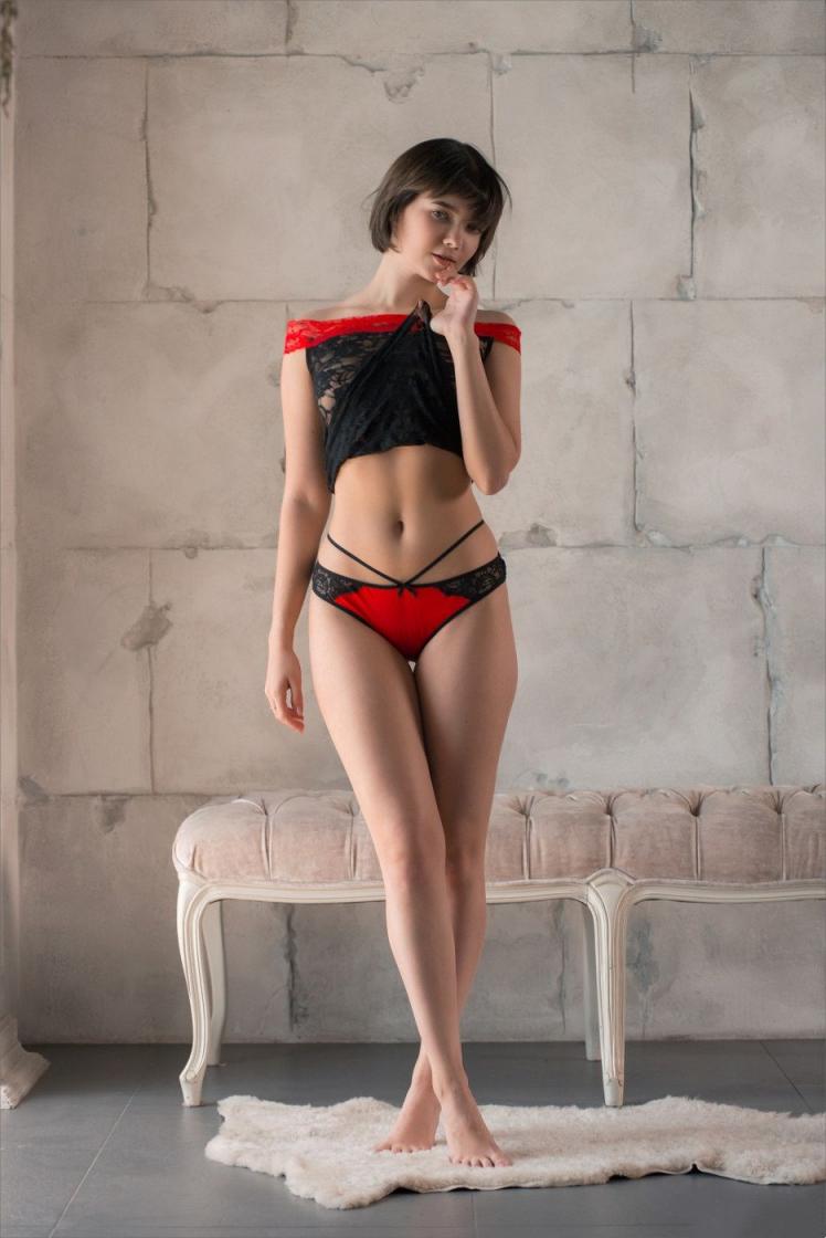 纖細身姿、性感年輕棕髮女郎身著黑色內衣，以非凡曼妙的體態令你神魂顛倒[38P]