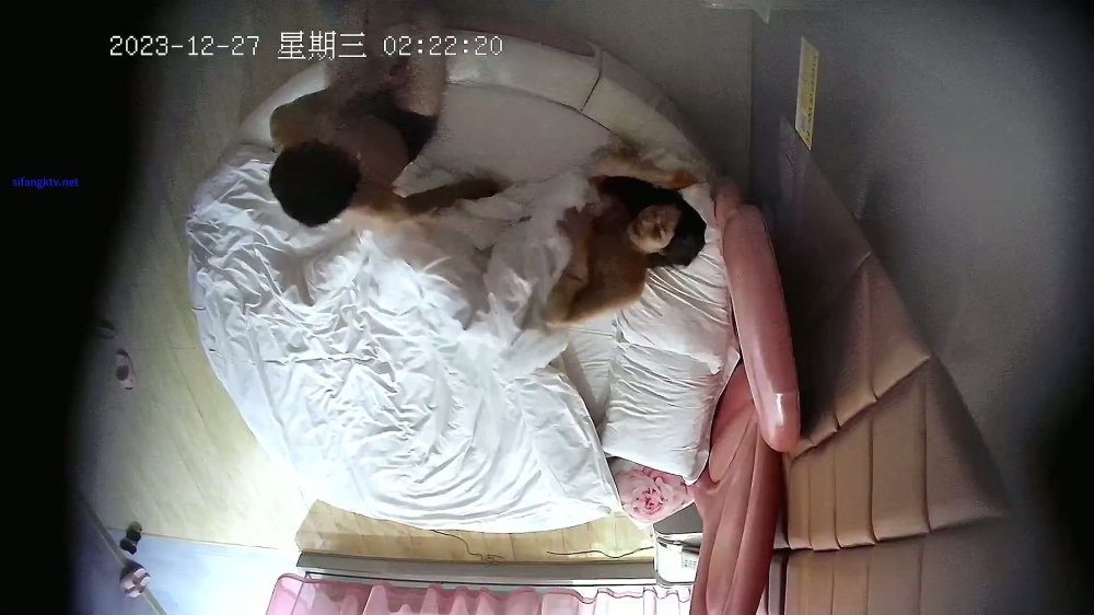 酒店針孔偷拍流出酒店情趣大圓床偷拍 小夥偷情老鄉少婦開房過夜躺平隨便操