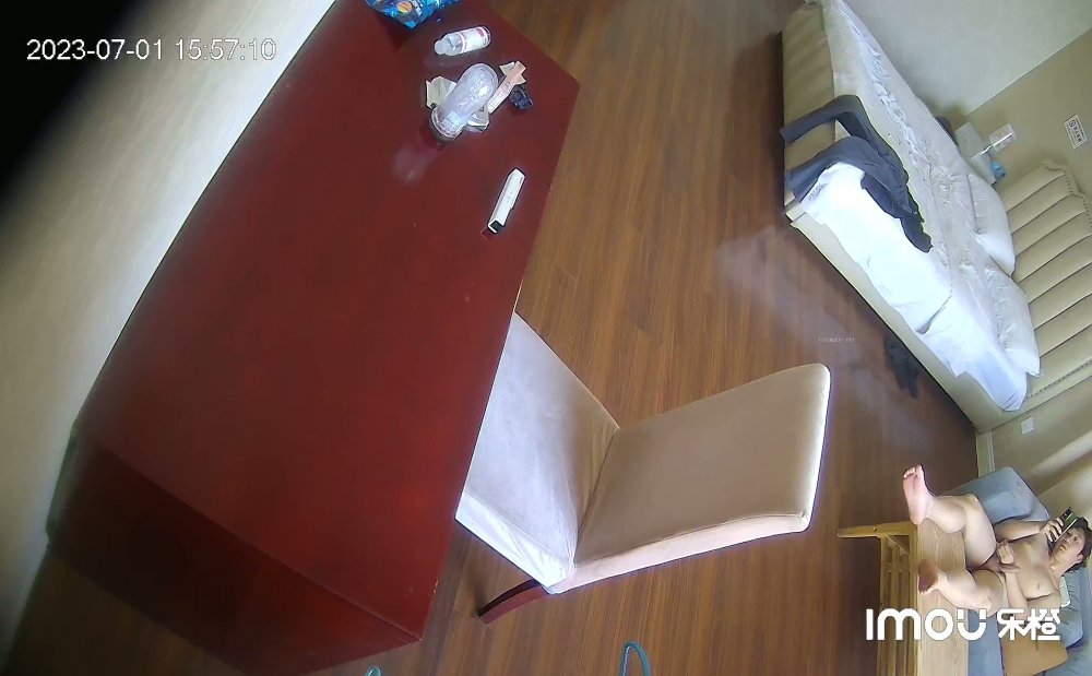 酒店針孔偷拍全網獨家樂橙酒店私享台偷拍文藝青年擼管等眼鏡女友來啪啪妹子好奇的研究男友的放在桌子上的飛機杯