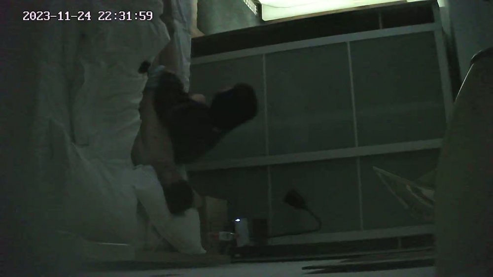 流出酒店針孔偷拍 大奶學妹早上和男朋友一起在英雄聯盟手游開黑打了幾盤男的忍不住操她的逼