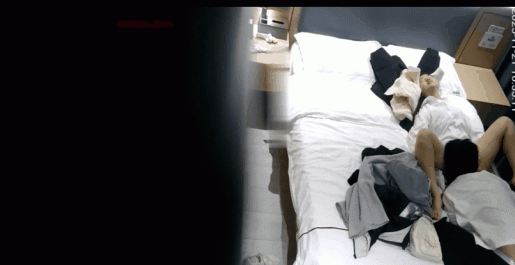 天眼偷拍 11-21 好清純的一對小情侶 男孩給女生舔的時候 女生還自己拿手機錄視頻 真是年輕不懂社會險惡