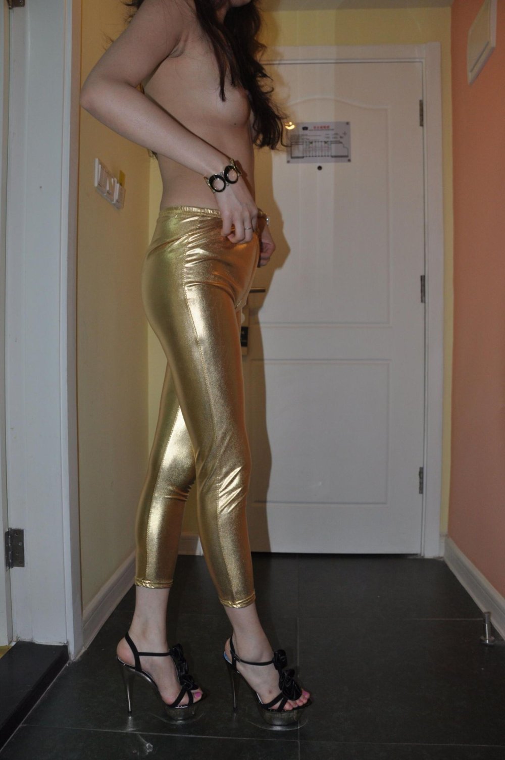 金色緊身褲更顯妹子身材[58P]