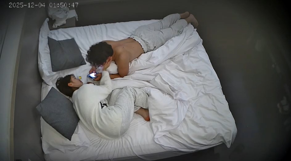 2025-12-4酒店偷拍白內褲白襪子極品女生是男友完美排精器