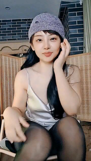 新來的極品黑絲少婦露臉被大哥開了飛機，乖巧騷母狗深喉草嘴餵大哥吃奶舔逼，舔腳舔菊花無套爆草浪叫不止[MP4/1.5G]