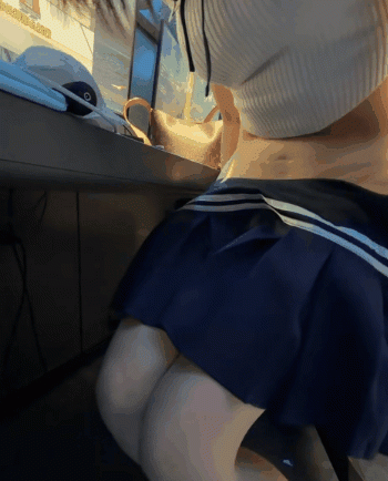 極品主播奶綠 網吧大尺度露出，躲到桌子底下自慰，不料遭到網友鹹豬手揩油