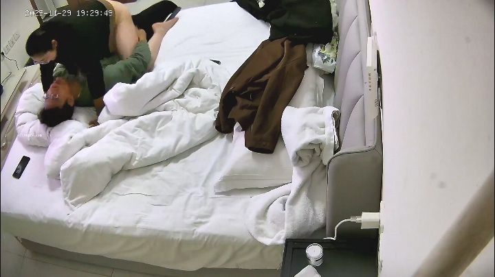 2025-11-30酒店偷拍 眼鏡美婦饑餓的扒開男友褲子索取被無套內射