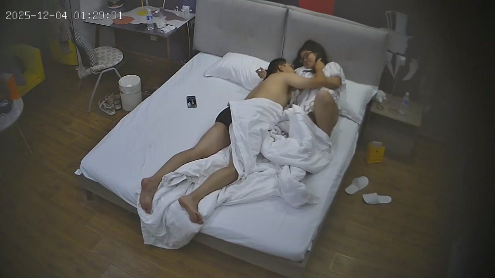 2025-12-4酒店偷拍 長髮馬尾男友帶條紋睡衣肉肉女友酒店開房操