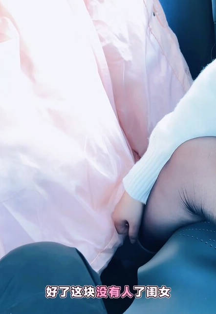 精品亂倫家有蘿莉女兒 - 女兒科目三過了 在駕校附近路邊獎勵女兒 車水馬龍大白天車震 爸爸前面又來車羞死了