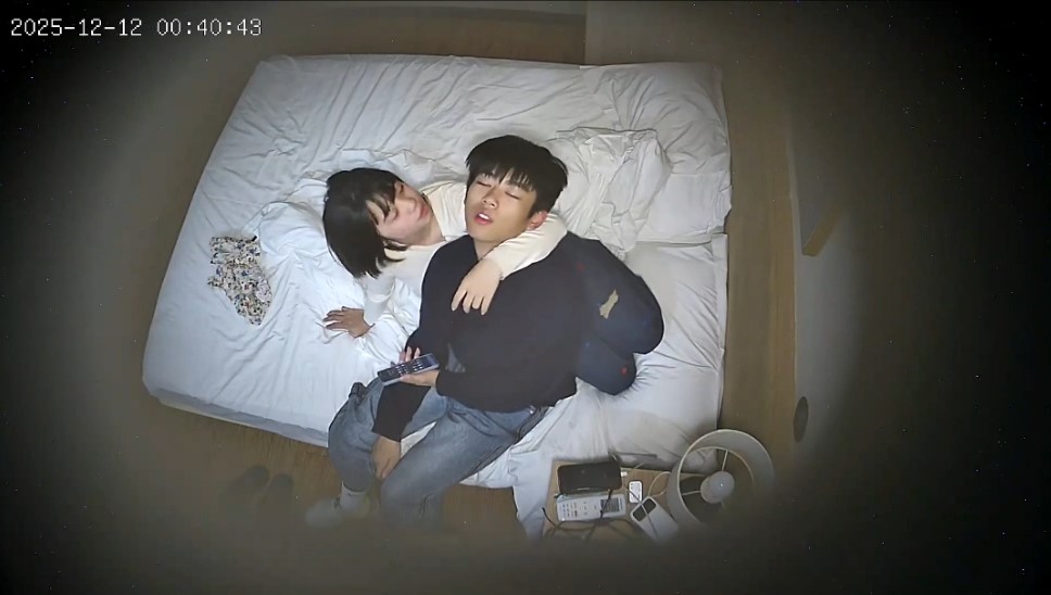 12-12新流出酒店上帝視角偷拍學生情侶精力充沛貌似連續幹了幾次