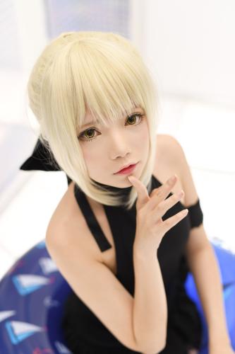 [Cosplay] Miu 只 – Saber Alter Swimsuit