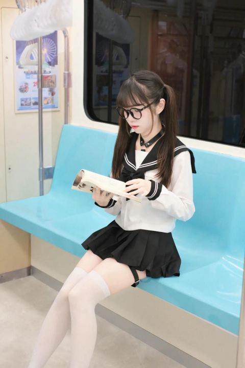 可哥小白兔 電車上の女高中生 [56P]