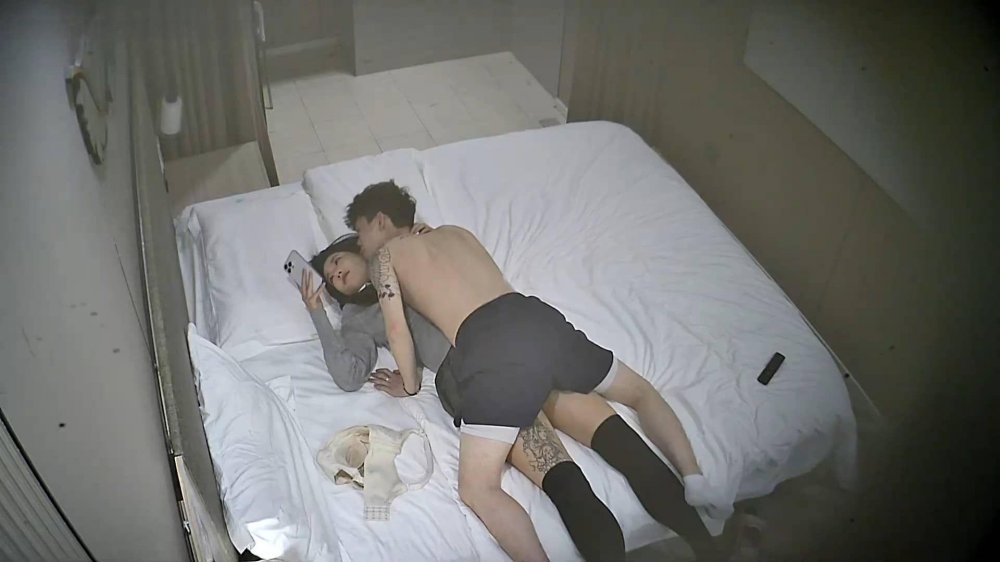 12-14酒店偷拍 校園甜美JK裙啪啪后喜歡裸奔展示美麗的紋身裸著袒胸露乳的玩手機