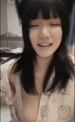 12月新品，清純巨乳反差婊【狂操母狗】道具噴水自舔，露臉無套爆操，全程高能