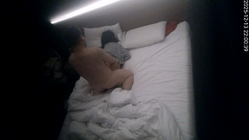 2025-12-3酒店偷拍 翹臀小美女任由男人后入打樁