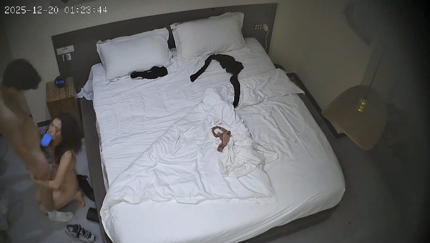 2025-12-20酒店偷拍 極品美臀女孩穿小白襪被後入