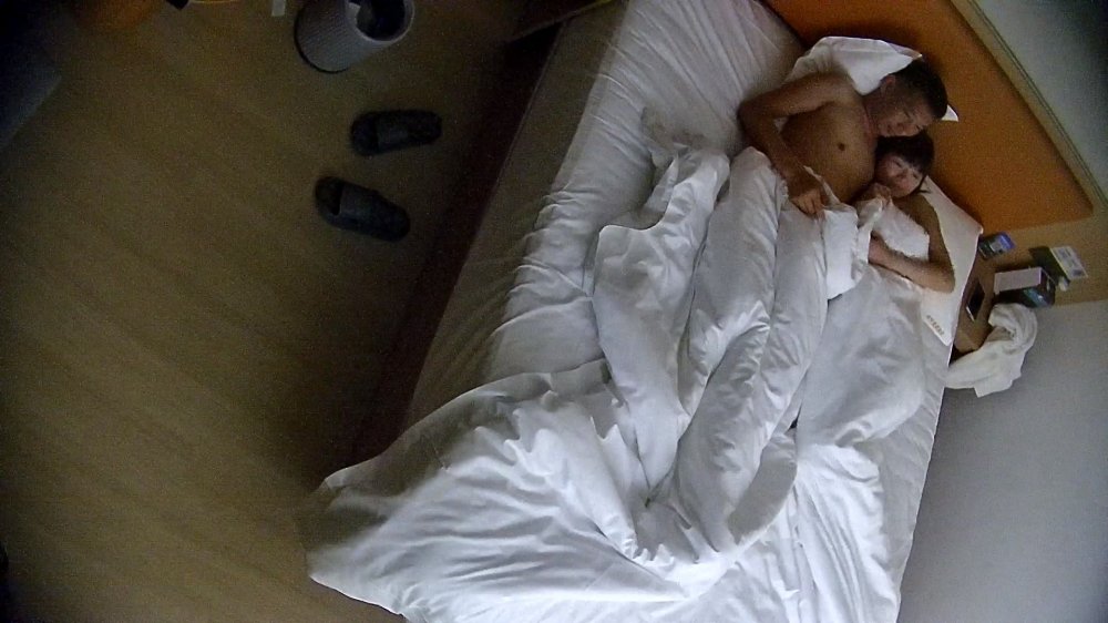 12-19流出酒店偷拍大叔約炮朋友媳婦開房偷情不戴套內射逼裡