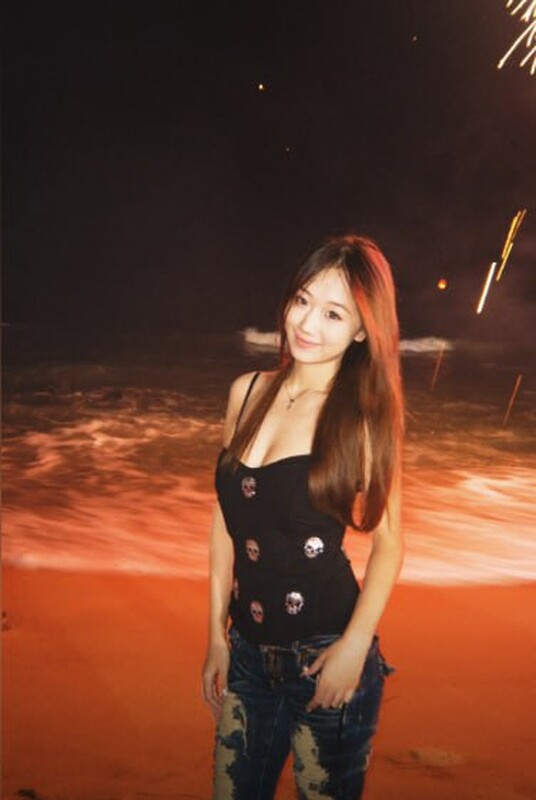 雲盤高質露臉洩密！ 湖南邵陽【劉依婷】白絲襪眼鏡反差婊JK肉絲性愛自拍流出