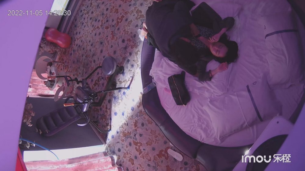 11-5未流出酒店偷拍 很有韻味的四川少婦，做愛時雙手雙腳綁住，用電動玩具插逼