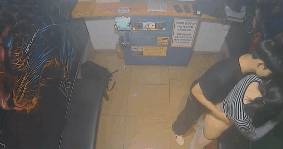 駭客破解KTV包間攝像頭偷拍年輕情侶調皮的女生對著攝像頭比剪刀手和男友在沙發上做愛小哥經驗不足差點早洩