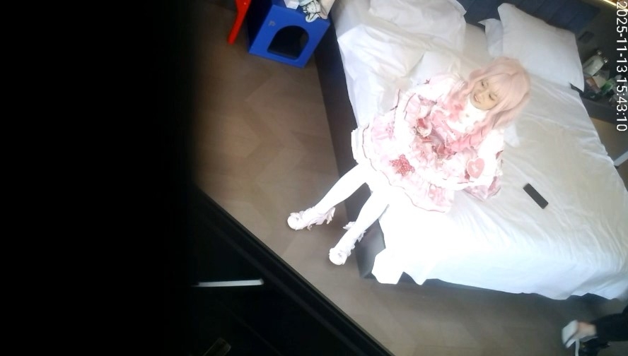 11-13流出天眼酒店直播偷拍❤️cospaly漫展剛下來的LO娘被舔狗床邊後入