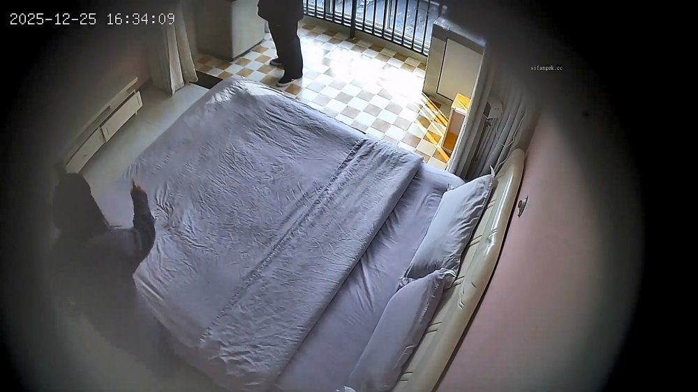 ❤️20251227酒店針孔偷拍❤️渾圓奶白大胸妹子和男友酒店入住兩天操四場