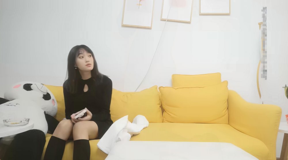 【AI增強】2020-10-12【小陳頭星選】（第二場）高價網約00后漂亮小姐姐，溫柔配合沙發掰穴粉嫩鮑魚清晰可見