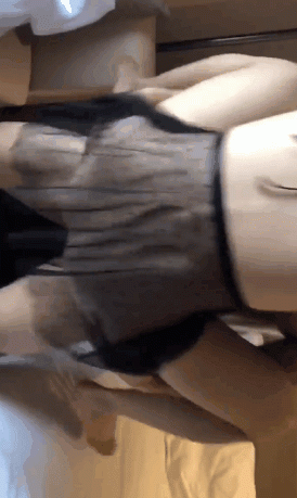 炸裂流出，推特露臉氣質短髮賢惠綠帽人妻【1點睡覺】極度反差一面，戶外露出野戰與多名單男群P內射